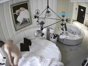 和漂亮女友开房打炮还没进去就喊疼