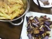 和性感黑丝女同事吃饭饮料下迷药