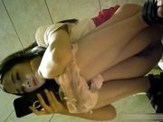 吸烟妹子貌似喝高了尿着突然呕吐