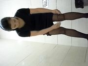 商场女厕全景偷拍其中有两个商场黑丝售货员