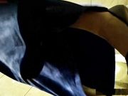 女厕偷拍年轻妹子在厕所玩手机