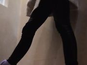 商场厕拍妹子抹完还要闻一闻