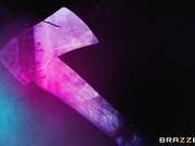 夜晚寻求邻居夫妻帮助的熟女