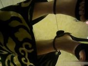 妹子貌似把内裤弄湿了用纸巾擦