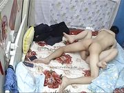 蜗居小两口床上啪啪边干边聊