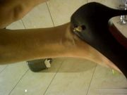 身材不错的啤酒销售妹子穿的很清凉