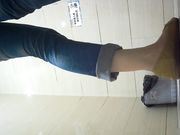 商场女厕全景牛仔裤妹子的内裤图案很养眼