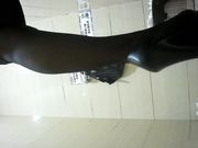 商场女厕全景牛仔裤妹子的内裤图案很养眼