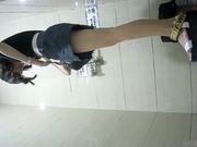 商场女厕全景牛仔裤妹子的内裤图案很养眼