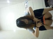 商场女厕全景牛仔裤妹子的内裤图案很养眼