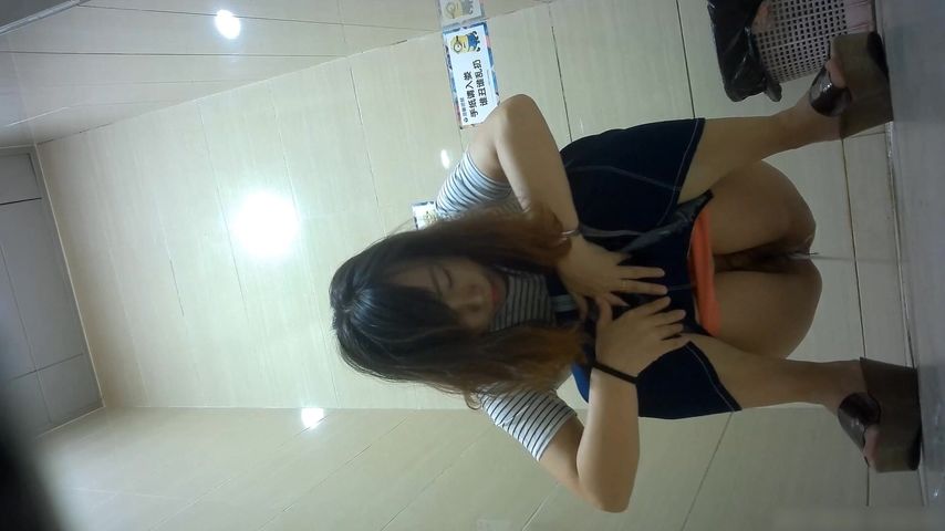 商场女厕全景牛仔裤妹子的内裤图案很养眼