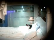 顾不上吃饭的年轻小情侣带着撸串啤酒来嗨皮