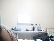 撅着屁股抠逼给你看还想被哥哥草一下