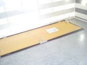 女厕尾随妹子进女厕偷窥玩手机的高跟妹子