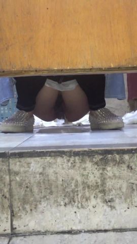 潜入高校偷拍妹子貌似很累门没关