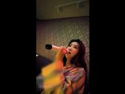 美女醉酒被两男带到宾馆轮操