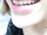 吃饭时已经按耐不住到卫生间脱衣操逼