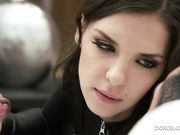 射在穿开裆紧身衣美人的屁眼