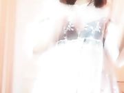 床上慢慢脱掉衣服手指扣逼