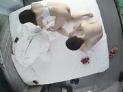 很骚主动脱掉自己和男友内裤