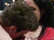 红衣乳神美女这女的会让人肾虚