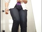 大家都排着队来上厕所