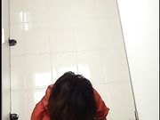 大家都排着队来上厕所