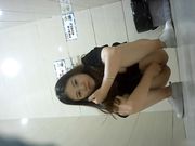 全景女厕偷拍红内裤美眉