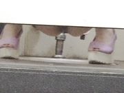 隔板女厕露脸近距离偷拍美女