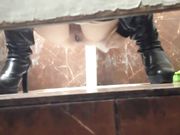 红衣美女出来捂着脸难道被发现