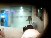 等她洗完澡就把她按倒在床上