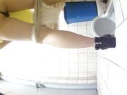 偷拍两个颜值还可以的妹子方便