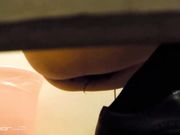 女卫隔间多视角拍下漂亮妹子