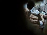 偷拍同租屋內老公給漂亮媳婦擦奶洗腳