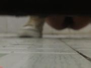 网吧尾随妹子进女厕偷窥