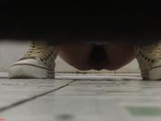 网吧尾随妹子进女厕偷窥