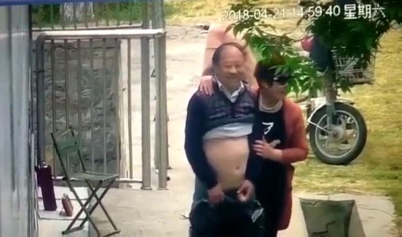 大爷和姘头大白天在门前老汉推车