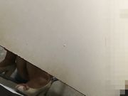 女厕偷窥貌似被妹子发现了