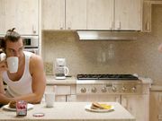 阳光下草坪上的激情性爱