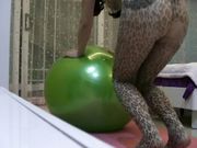 骚逼母亲在健身球上等着被儿子干