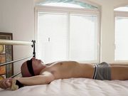 被两个美妇绑起来做爱的男人