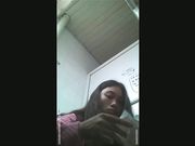 女厕近距离偷拍背着包的妹子