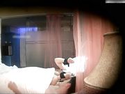 强制给她穿上铁链情趣服再操她