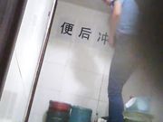 厕所偷拍 美女喜欢倒着尿尿