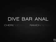 酒吧里与女招待的疯狂肛交