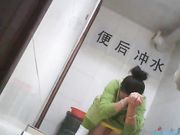 女厕偷拍 抹完还要揉一揉下面