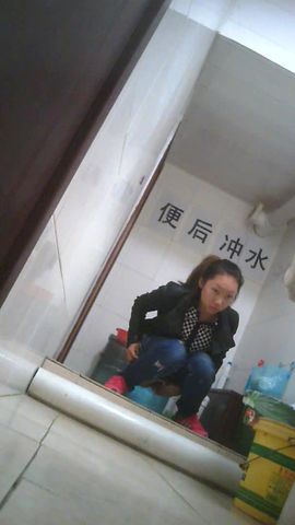 女厕偷拍 抹完还要揉一揉下面