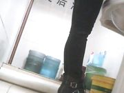 女厕偷拍 金发妹子胸还挺大