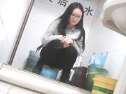 女厕偷拍 金发妹子胸还挺大