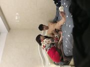 装扮成女人在家接客的伪娘